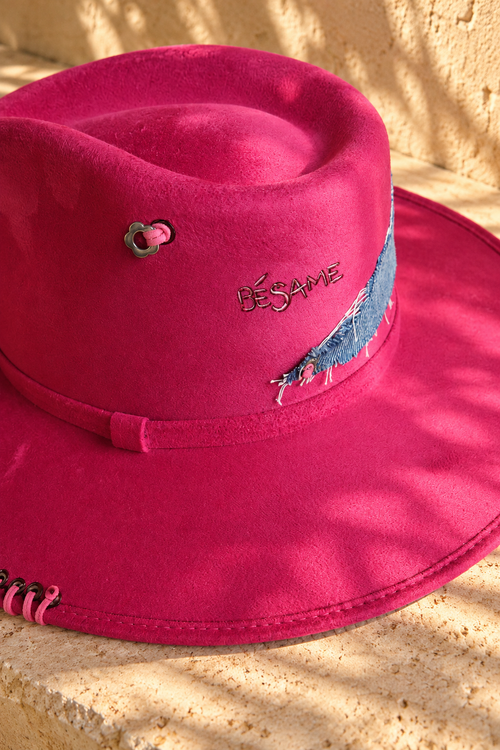 "Just feel" hat